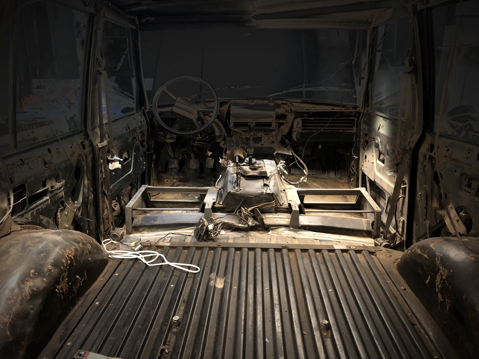 Entkernter Range Rover Classic während der Restauration